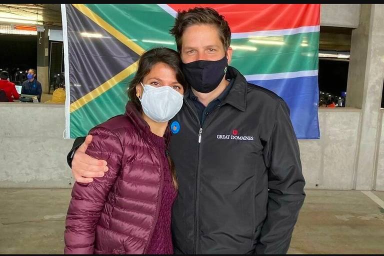 A brasileira Karina Polycarpo e o marido sul-africano após se vacinarem contra a Covid-19 em Joanesburgo
