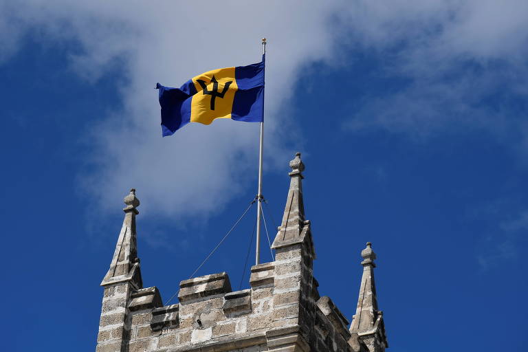 A bandeira de Barbados tremula no prédio do Parlamento, em Bridgetown