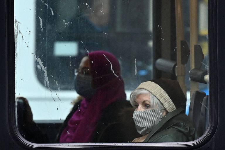 Pessoas usam máscaras em ônibus na cidade de Liverpool, no noroeste da Inglaterra