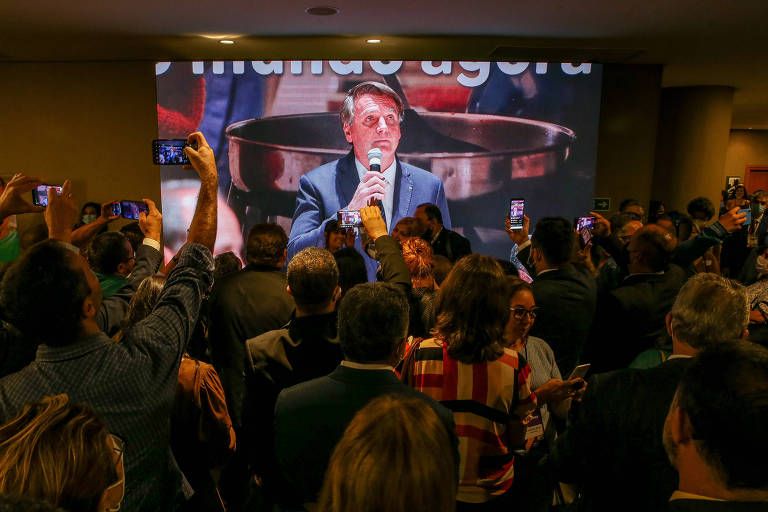 Evento de filiação de Bolsonaro ao PL foi restrito a convidados e autoridades; imprensa e apoiadores acompanharam por um telão