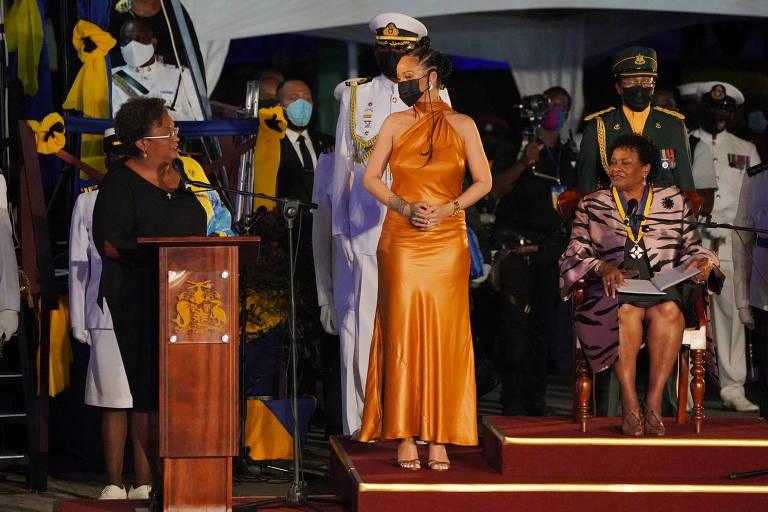 A cantora Rihanna durante a cerimônia na qual recebeu o título de heroína nacional de Barbados 