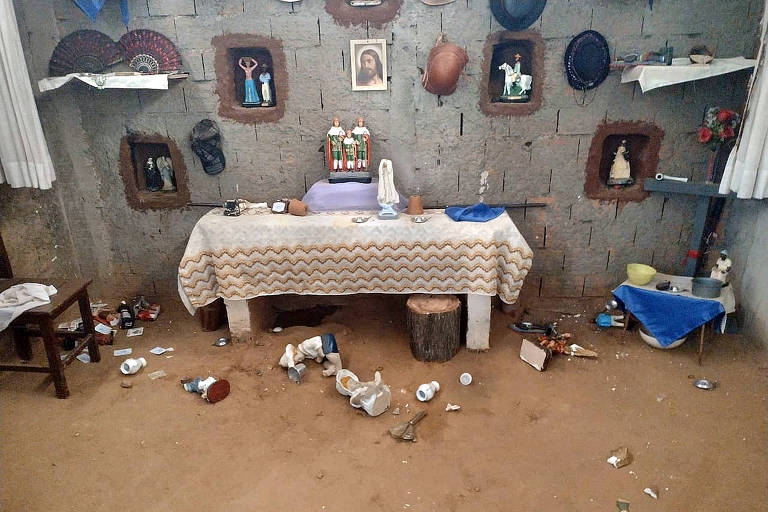 Altar com imagens de santos quebrados na Casa Pai João da Guiné, em Sumaré (SP)