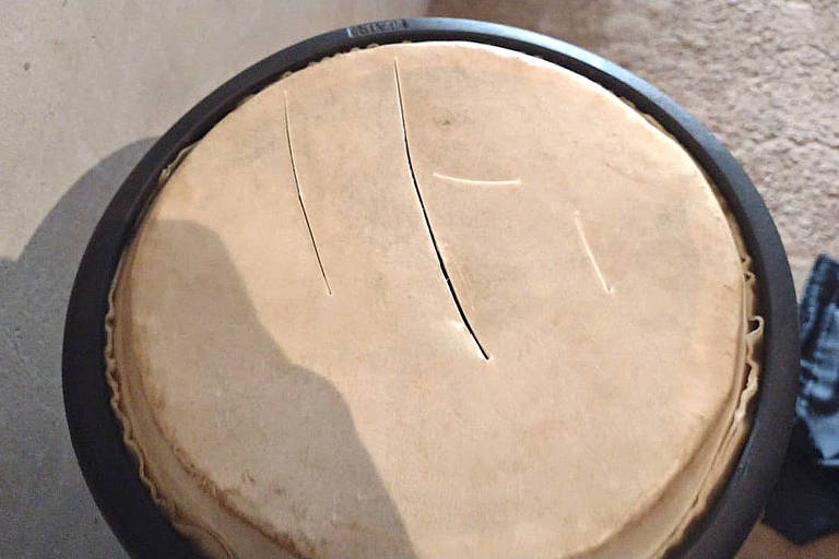 Atabaque, instrumento musical usado no terreiro, foi rasgado pelos invasores da Casa Pai João da Guiné, em Sumaré (SP)