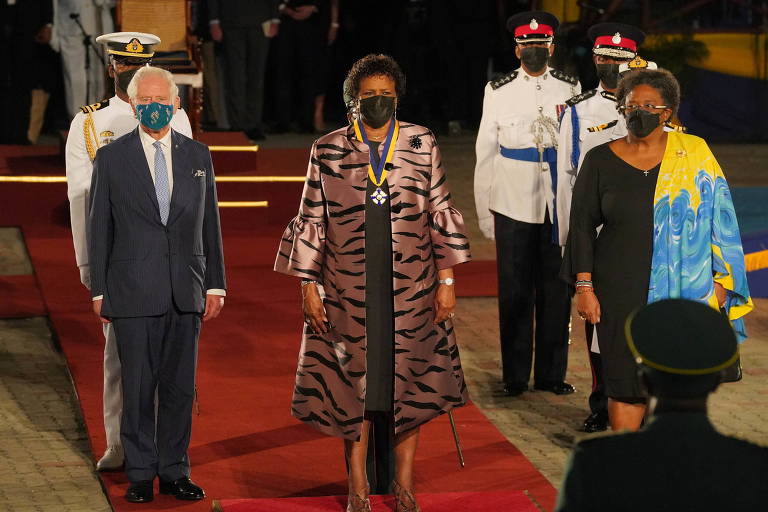 A primeira presidente de Barbados, Sandra Mason, junta-se à primeira-ministra de Barbados, Mia Mottley, e ao príncipe Charles, durante a cerimônia da posse presidencial, na Heroes Square, em Bridgetown, Barbados


