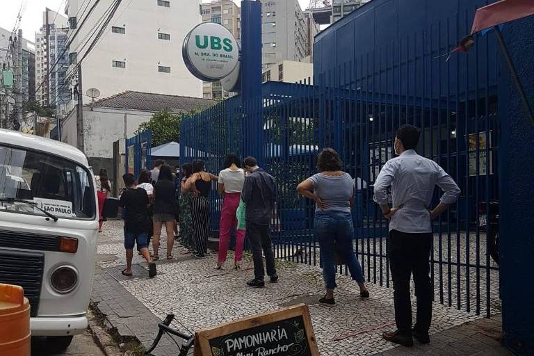 Pessoas fazem fila na UBS Nossa Senhora do Brasil Doutor Armando D'Arienzo, no Bela Vista (região central de São Paulo), nesta terça-feira (30)
