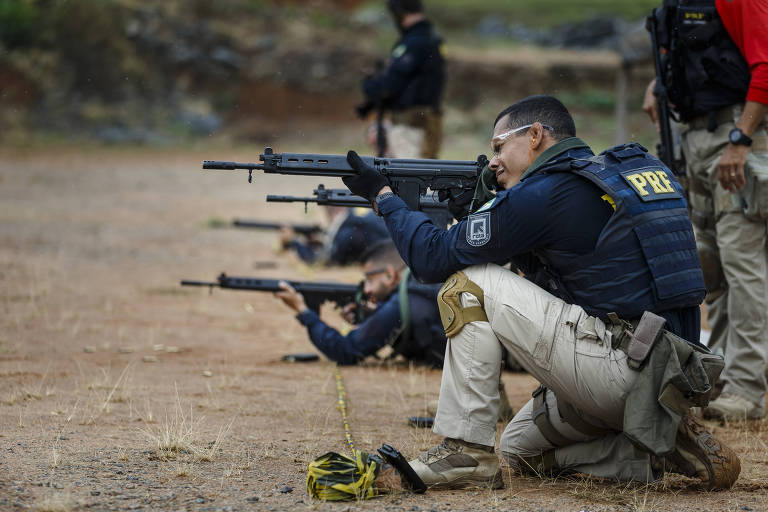 Imagem mostra agentes da PRF  (Policia Rodoviária Federal) em treinamento com fuzil 762