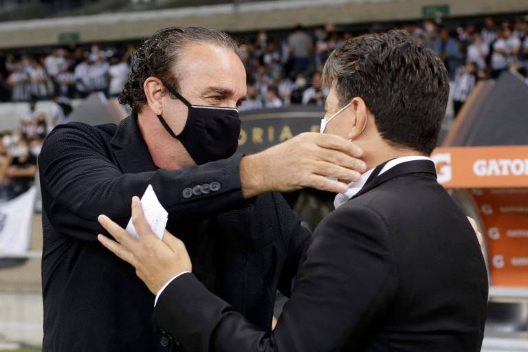 Cuca abraça Marcelo Gallardo antes da partida do Atlético contra o River Plate, pela Libertadores