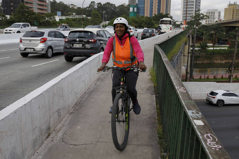 Ciclista pedala sobre ponte