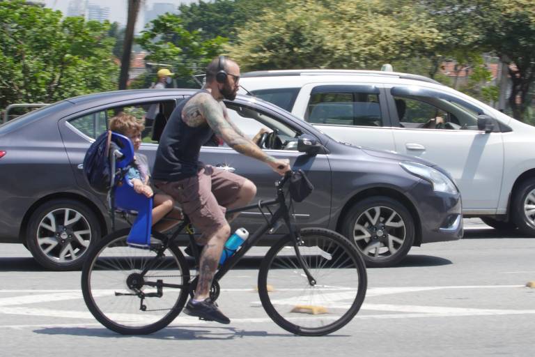 Alto fluxo de ciclistas demanda ciclopassarela sobre o Pinheiros