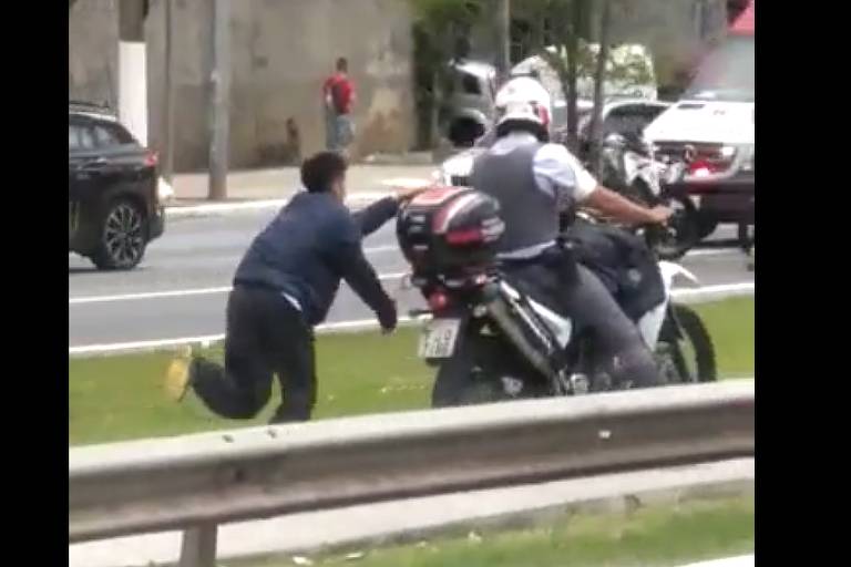 Policial algema homem negro a moto em movimento em SP; PM afasta agente