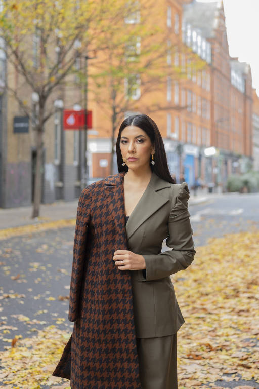 A atriz Stephanie Beatriz em Londres. Beatriz atuou em  'In the Heights' e na série 'Brooklyn Nine-Nine' discute seu papel principal como Mirabel no último filme de animação da Disney 'Encanto' 