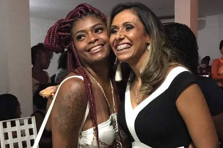 Juliana de Andrade, com a Tia Stellinha, na cerimônia de formatura de sua turma, em setembro de 2020