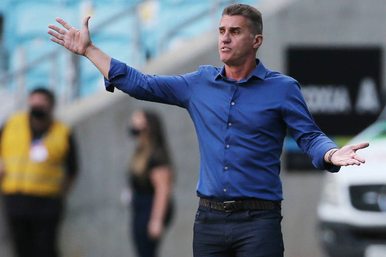 O técnico Vagner Mancini tem uma difícil missão de evitar o rebaixamento do Grêmio
