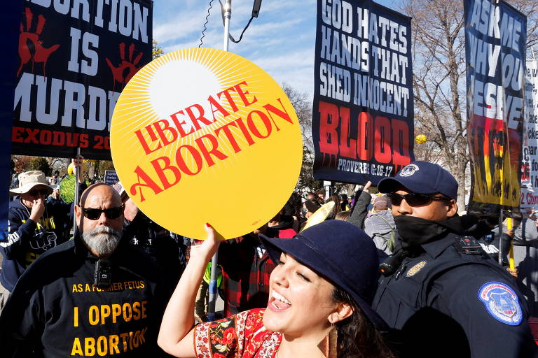 Mulher se manifesta a favor do direito ao aborto em Washington, nos EUA
