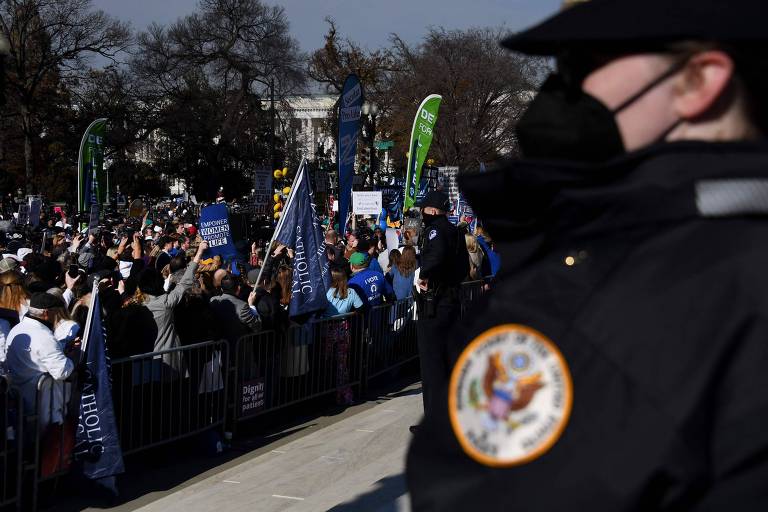 Policiais monitoram manifestações contra e favor do direito ao aborto em frente à Suprema Corte dos EUA, em Washington