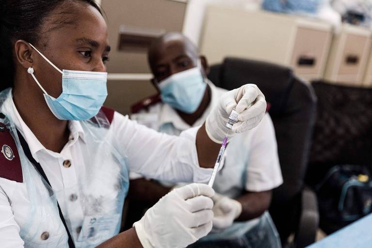 Profissionais de saúde preparam doses de vacina anti-Covid em Durban, na África do Sul 