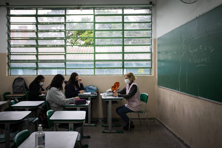 Alunos assistem aula na Escola estadual  Eliza Rachel Macedo de Souza., na capital paulista