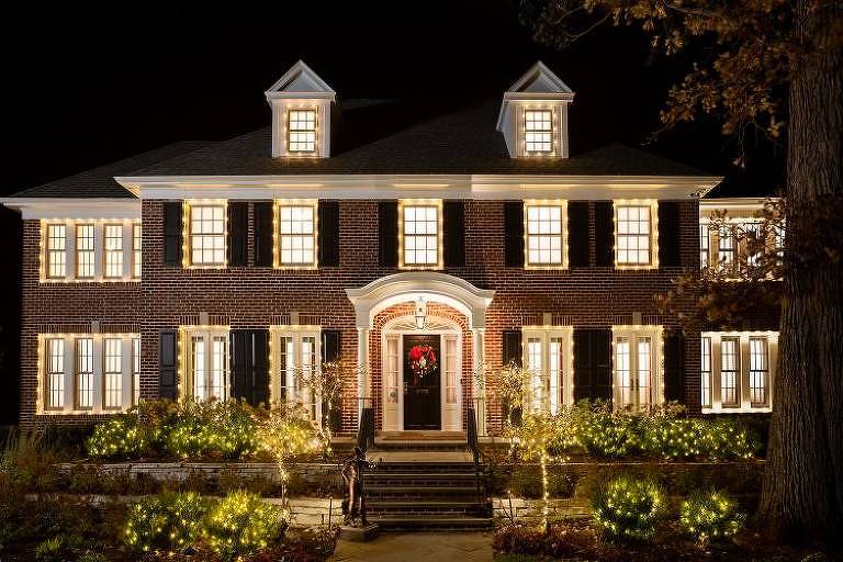 Casarão de dois andares iluminado com luzes de Natal em Illinois, EUA foi cenário para a saga 'Esqueceram de Mim'