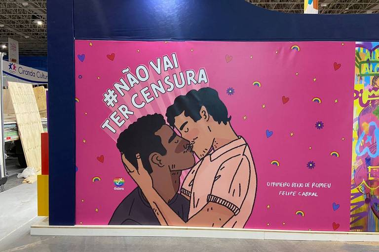 Parede com ilustração de beijo gay no estande do Grupo Editorial Record na Bienal do Livro de 2021 