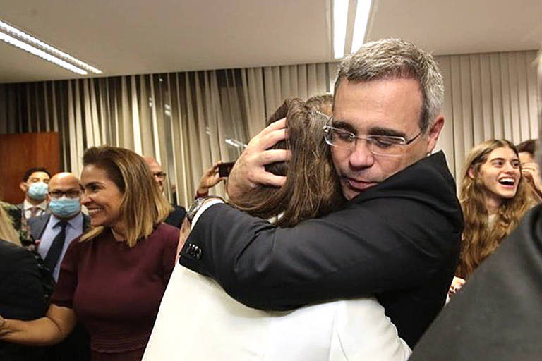 Mendonça vai dar abraço em Bolsonaro, mas descobre viagem do presidente ao Rio