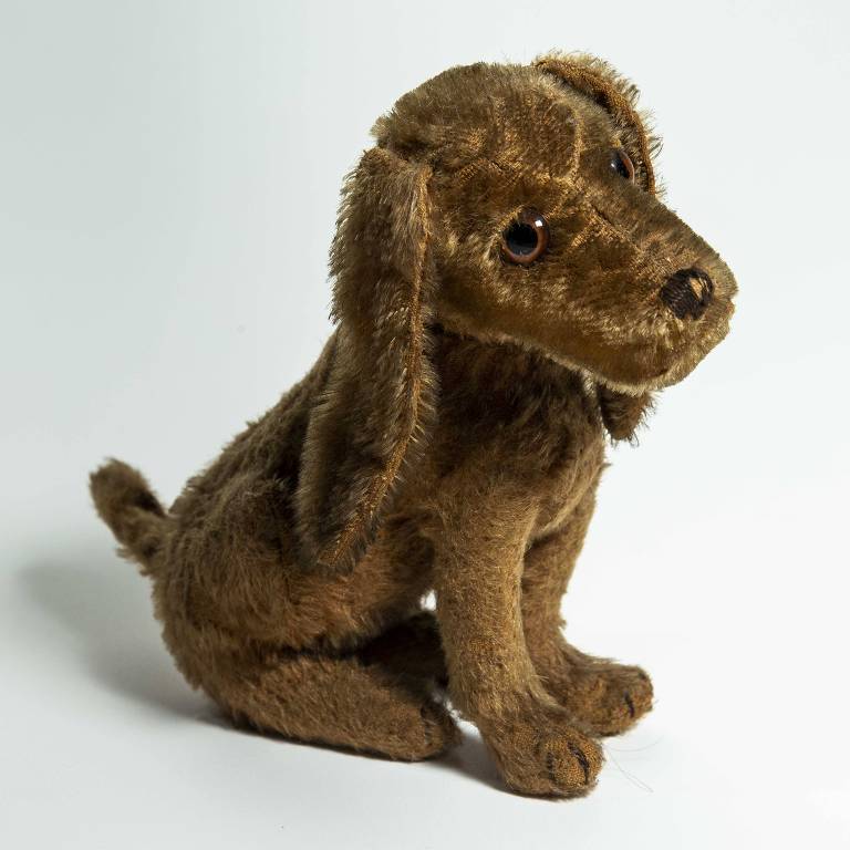 Cachorrinho de pelúcia que cruzou o Atlântico nos anos 1940 e hoje é uma das peças do acervo do Museu Judaico, que abre em São Paulo