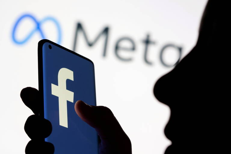 Ilustração em que mulher segura o smartphone com o logotipo do Facebook na frente tela com a marca Meta