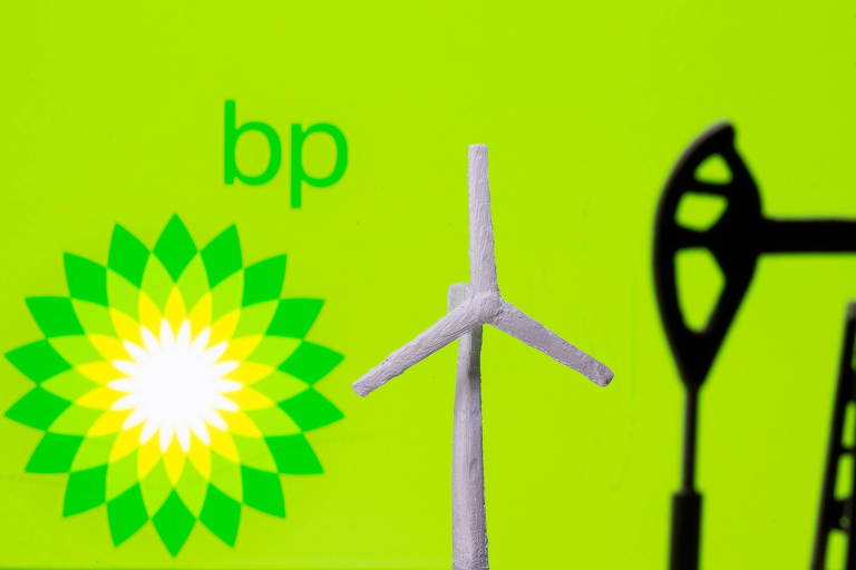 Um moinho de vento impresso em 3D e uma bomba de óleo são vistos na frente do logotipo da BP