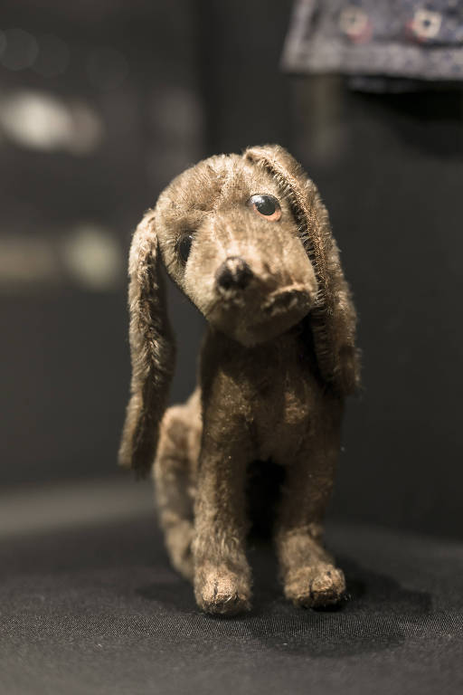 Cachorrinho de pelúcia que integra o acervo do Museu Judaico em São Paulo