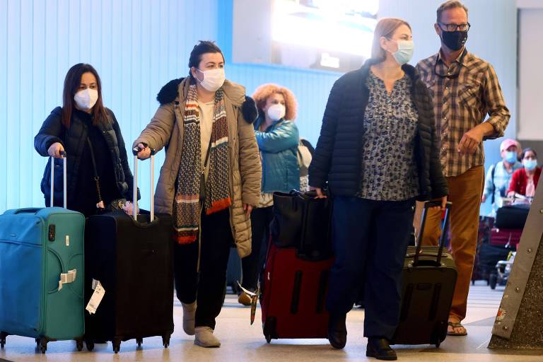 Passageiros no terminal internacional Tom Bradley, no aeroporto de Los Angeles