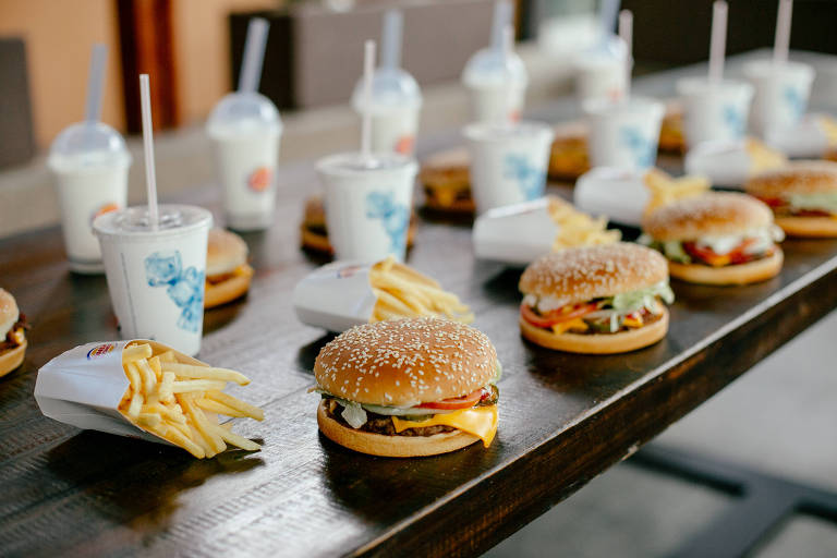 Burger King vai reduzir cardápio para acelerar drive-thru nos EUA
