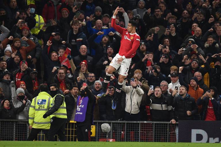 Cristiano Ronaldo salta na comemoração do seu segundo gol na partida, o terceiro do Manchester United contra o Arsenal