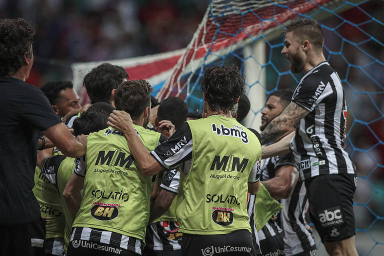 Jogadores do Atlético-MG comemoram o gol da virada sobre o Bahia, em Salvador