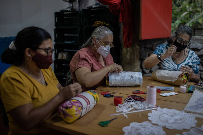 Grupo de artesãs Rendeiras da Aldeia trabalham no projeto Oca Cultural, em Carapicuíba, direcionado às mulheres e mães da região