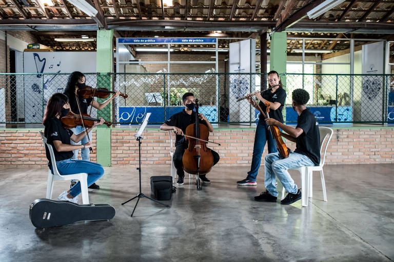 Alunos integrantes da orquestra do Ramacrisna, em Betim; voluntários atuam como professores e instrutores nos cursos oferecidos pela instituição