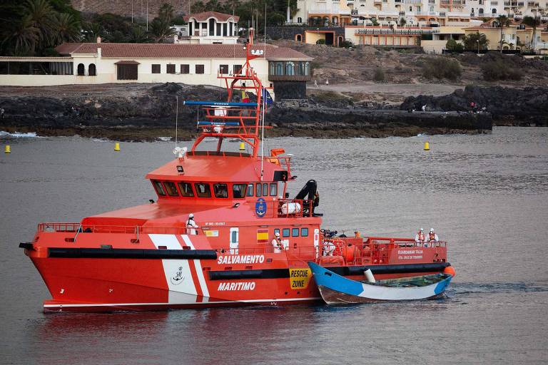 Barco de resgate espanhol leva bote de madeira ao porto de Los Cristianos, em Tenerife, encontrado à deriva na costa das Ilhas Canárias