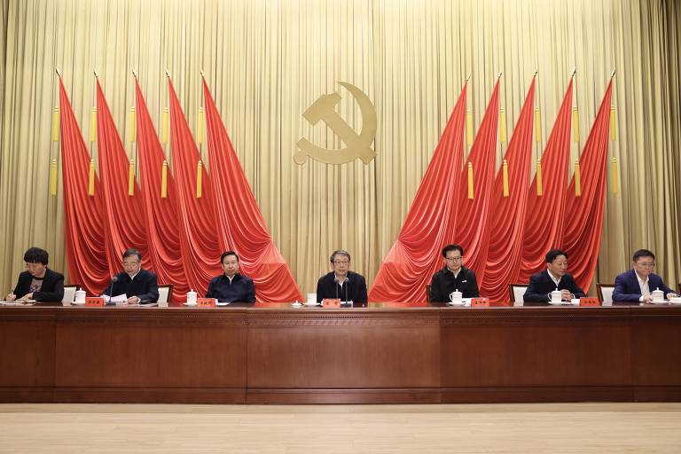 Chefe do Departamento de Organização do PC Chinês e membro do Politburo, Chen Xi, no centro da mesa, em evento com estudantes