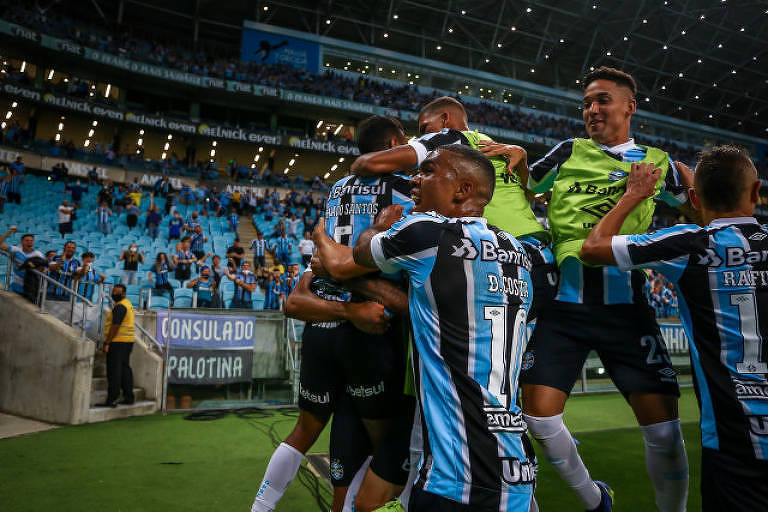 Jogadores do Grêmio comemoram gol sobre o São Paulo, em jogo da 36ª rodada do Campeonato Brasileiro