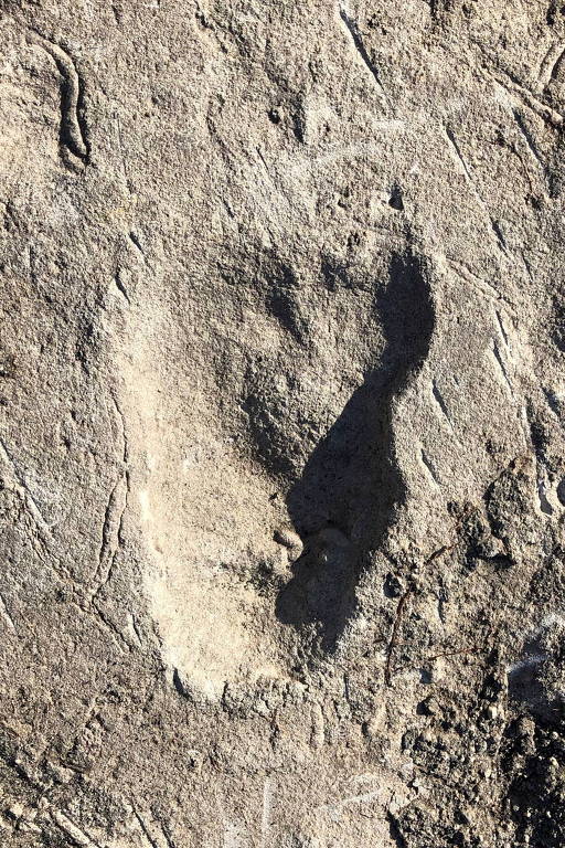 Marca de um pé em um solo cinza