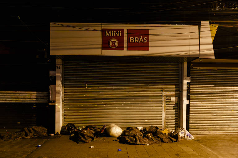 Pessoas em situação de rua dormem na região do Brás, no centro de São Paulo

