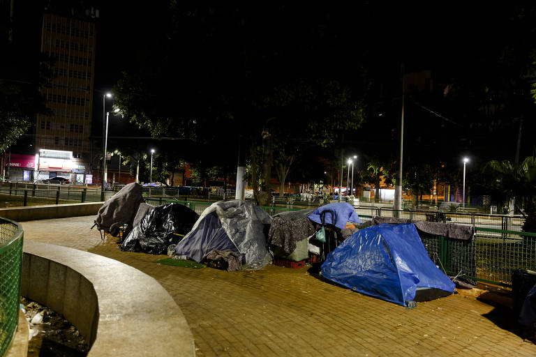 Tendas de pessoas em situação de rua no largo da Concórdia, no Brás, centro de São Paulo