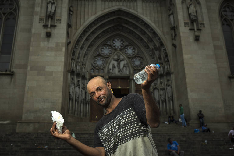 Pessoas em situação de rua na praça da Sé, no centro de São Paulo