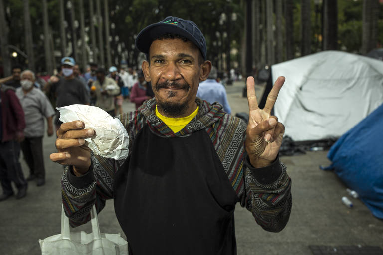 Pessoas em situação de rua na praça da Sé, no centro de São Paulo