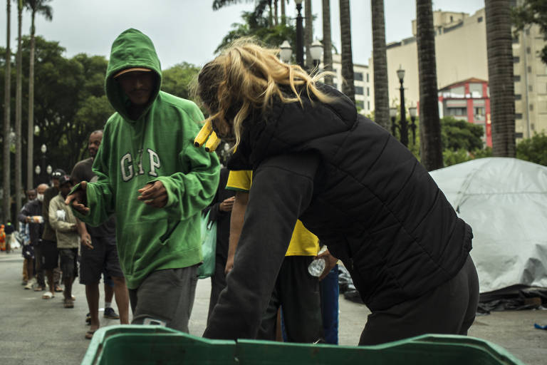 Pessoas em situação de rua na praça da Sé, no centro de São Paulo