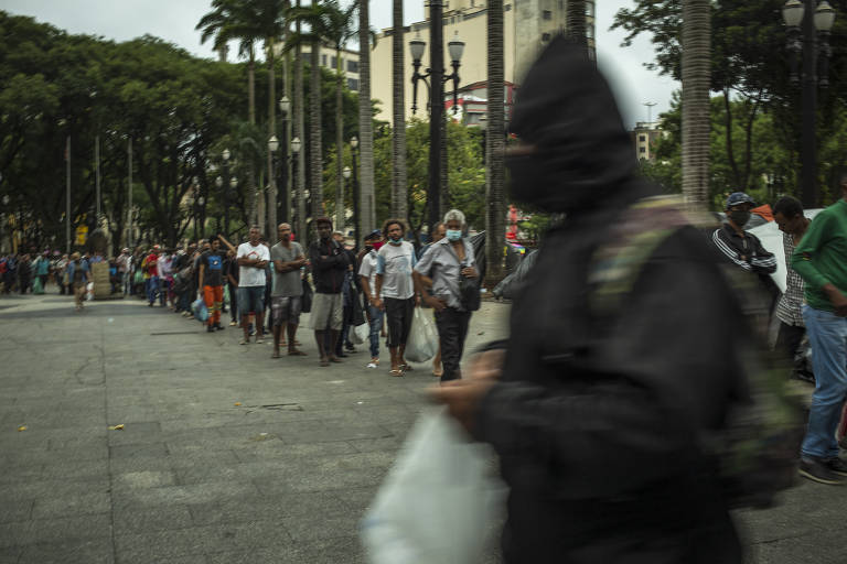 Pessoas em situação de rua na praça da Sé, no centro de São Paulo