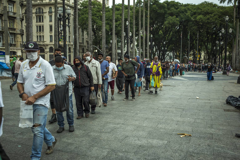 Pessoas em situação de rua na praça da Sé, no centro de São Paulo