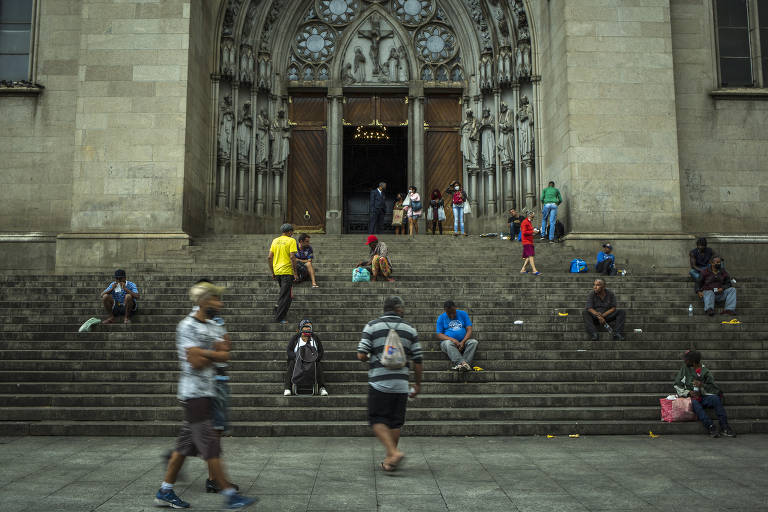 Pessoas em situação de rua na praça da Sé, no centro de São Paulo