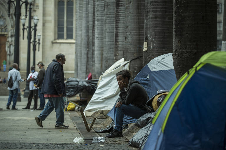 Pessoas em situação de rua na praça da Sé, no centro de São Paulo