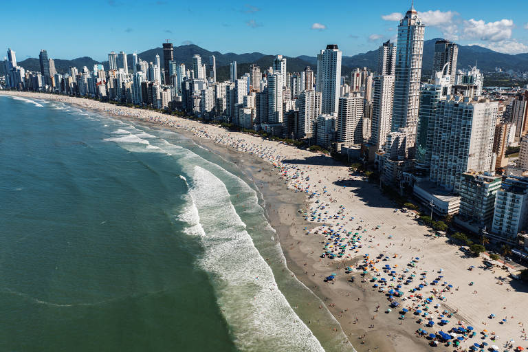 Praia de Balneário Camboriú tem mar com mais ondas e banco de areia após obra