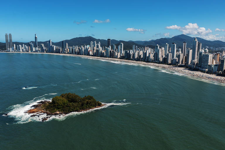 Por que banhistas atolam na areia do alargamento de Balneário