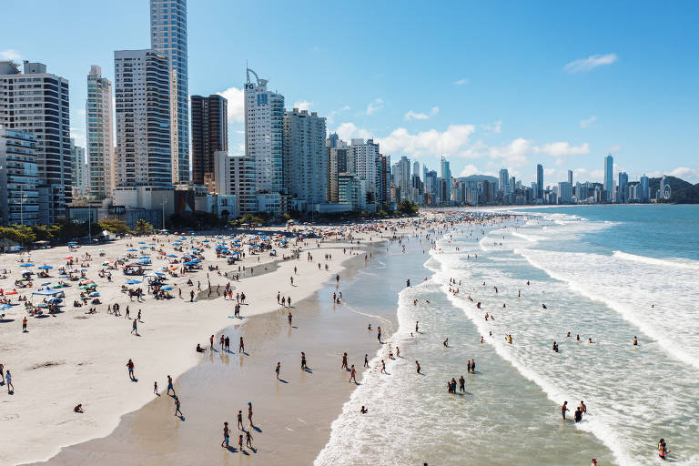 Por que banhistas atolam na areia do alargamento de Balneário